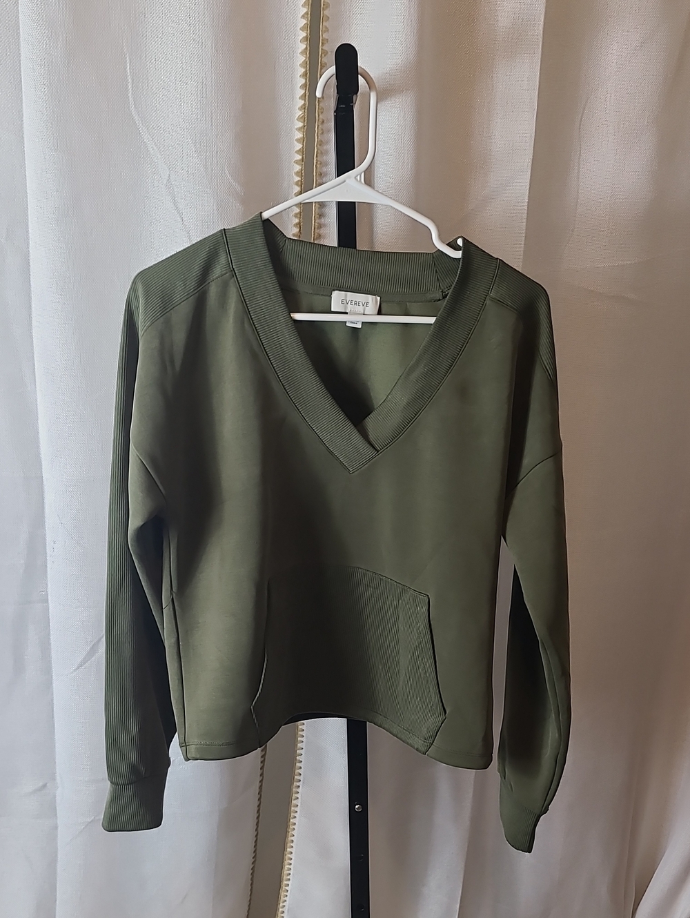 EVEREVE V Neck Sweatshirt in Olive Green Size Small.